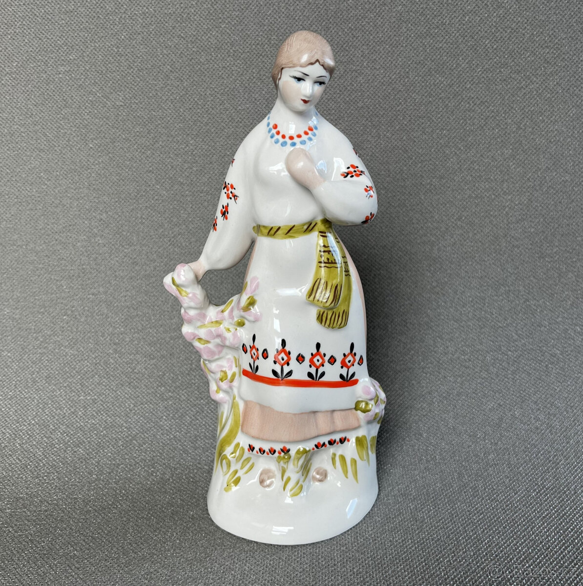 Porcelánová soška Dívka v kroji 23 cm, Polonne USSR
