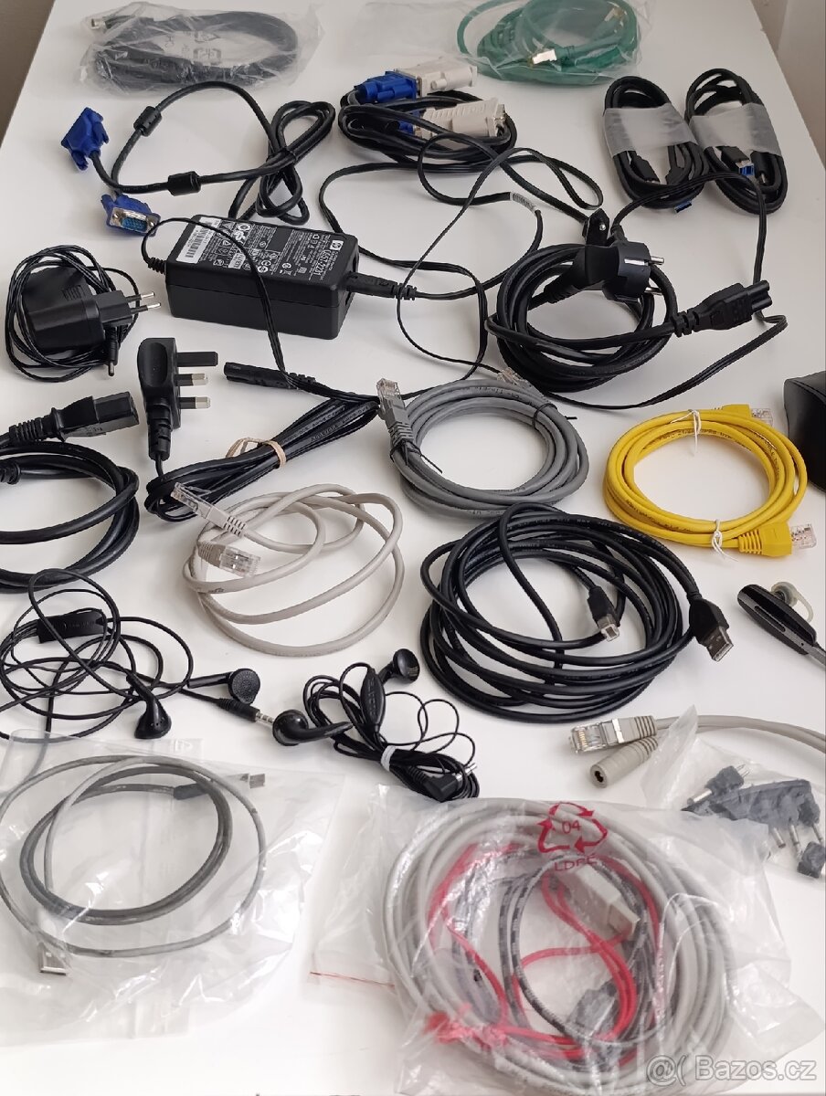 Směs cabelů k PC nabíječka,redukce, sluchátka atd ..