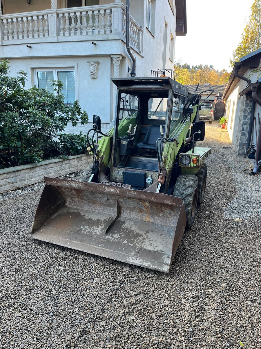 Smykový nakladač Locust 750