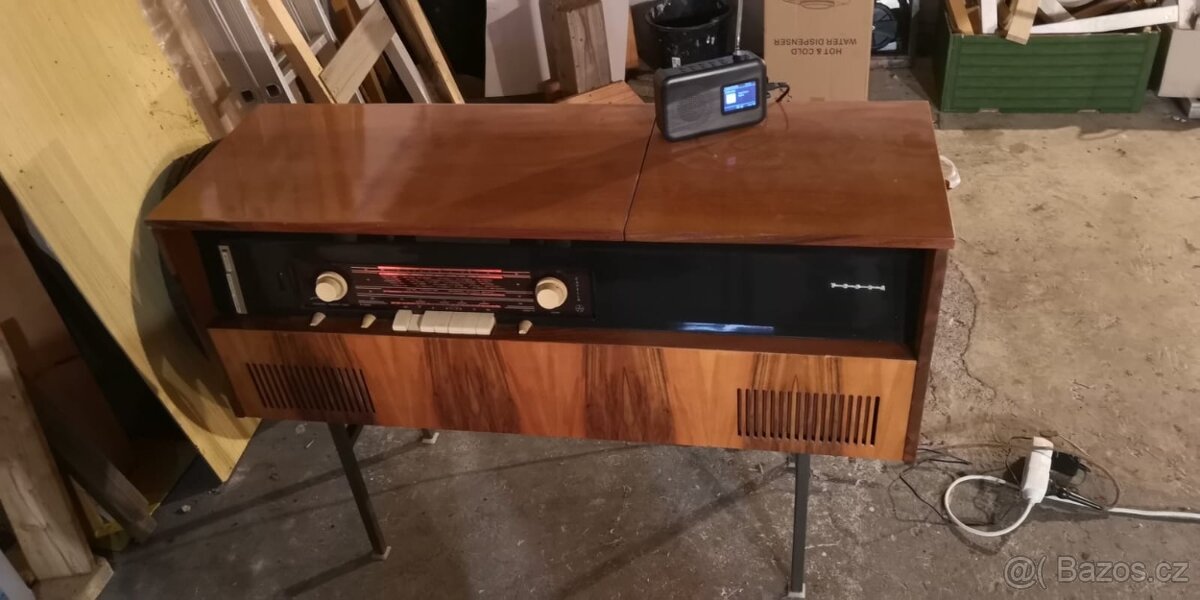 Elektronkové stereo retro rádio s gramofonem