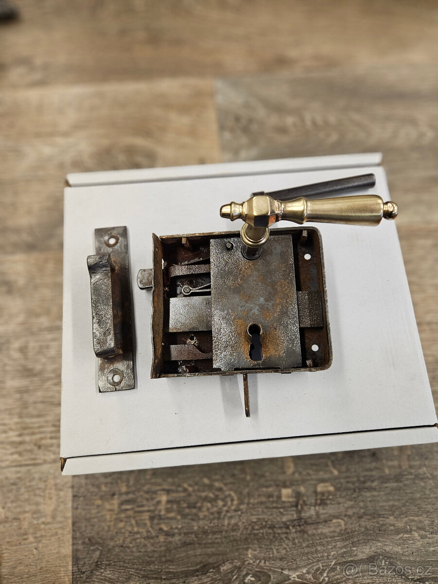 Krabicový zámek na dveře+protikus do zárubní