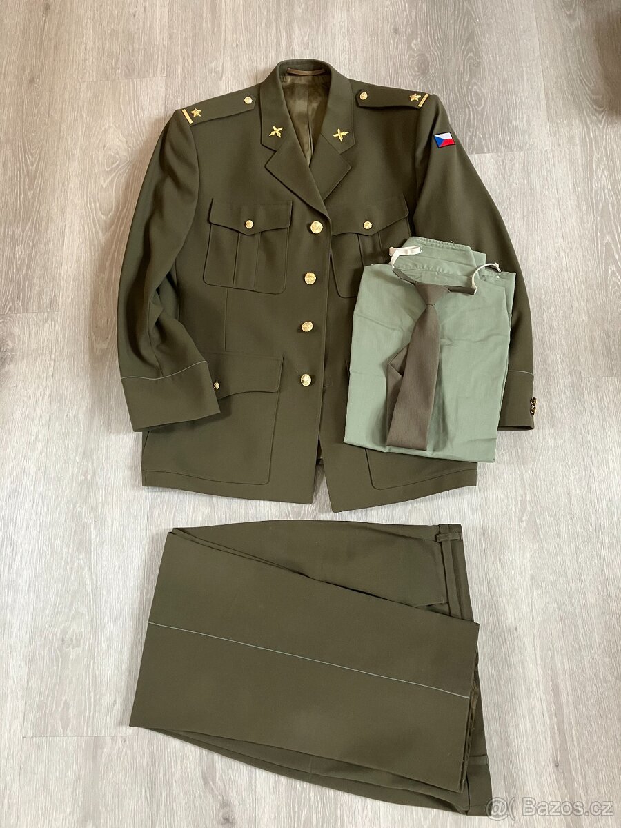 Vojenská zelená uniforma.
