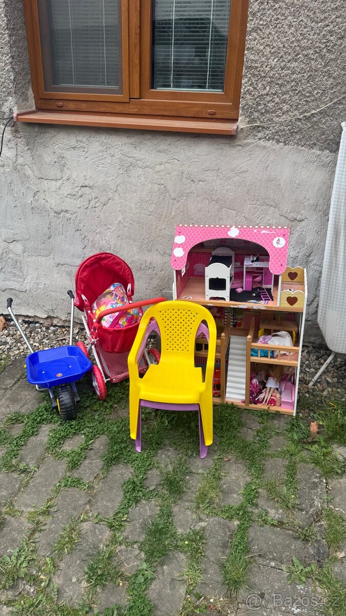 Dům pro panenky atd.