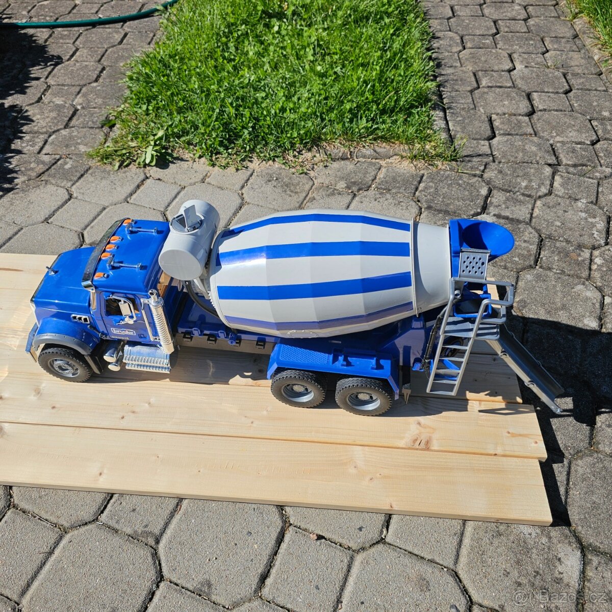 bruder MACK domíchavač