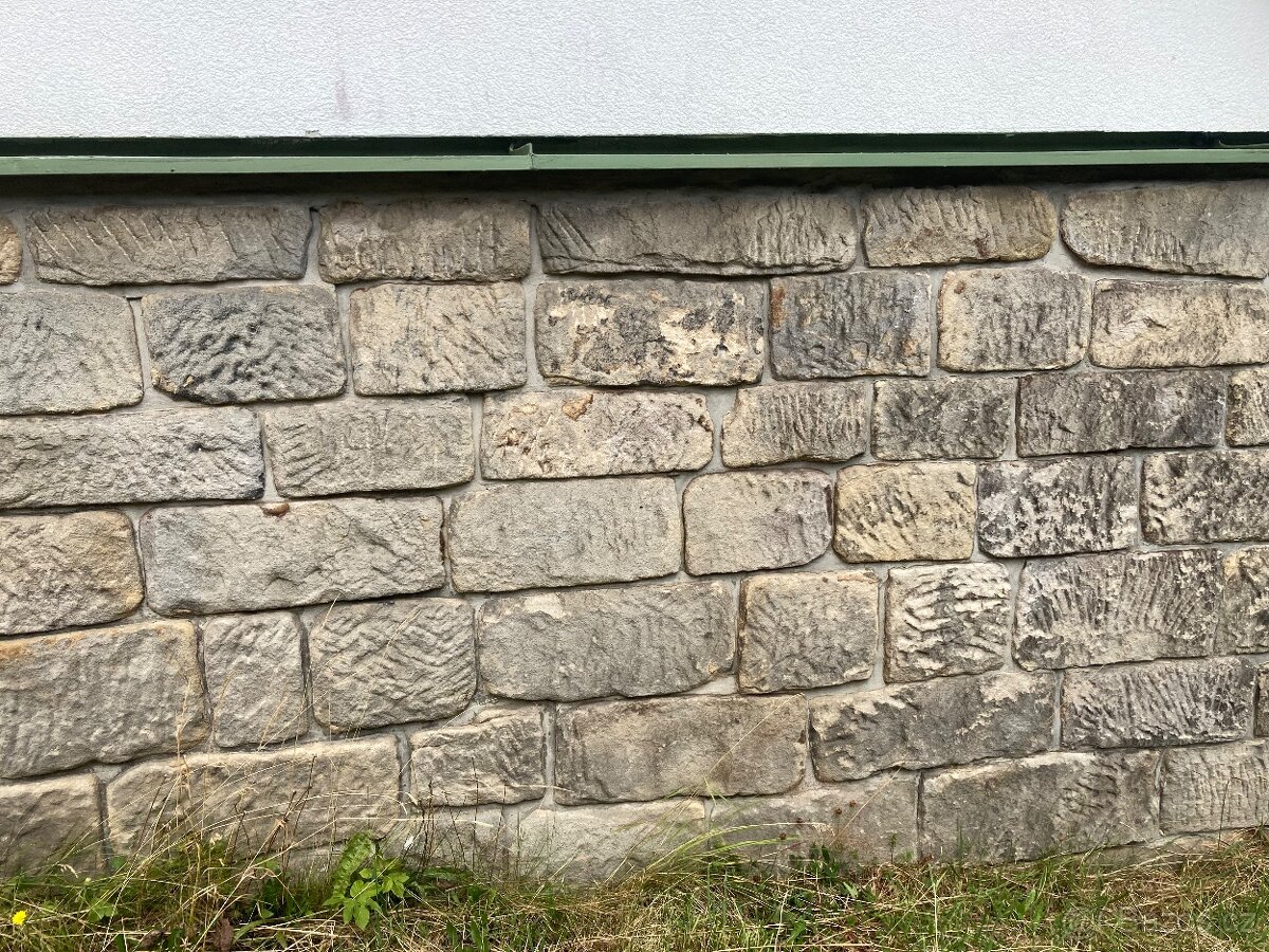 Pískovcové kameny kvádry štuky