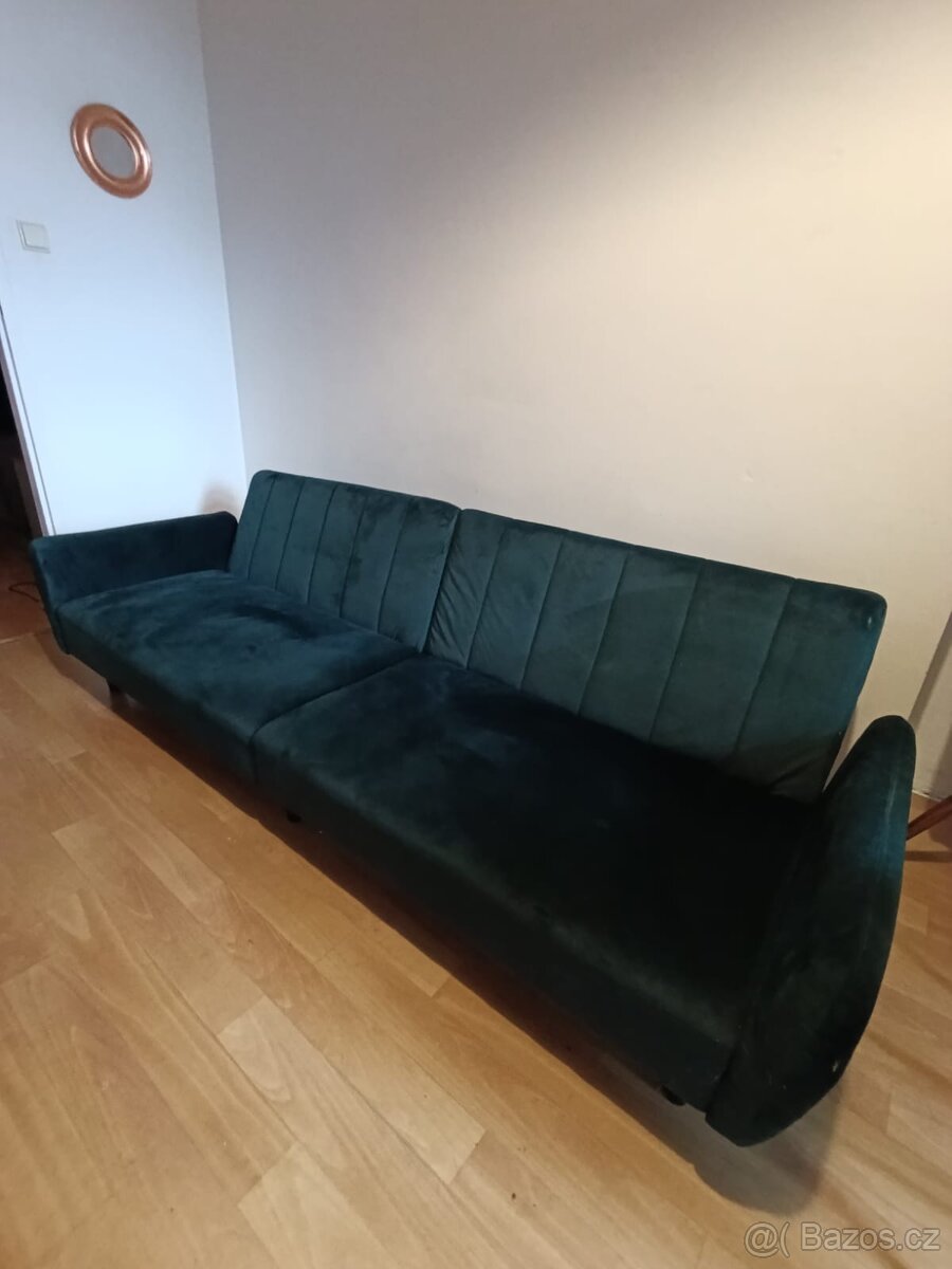 Tmavě zelená sedačka