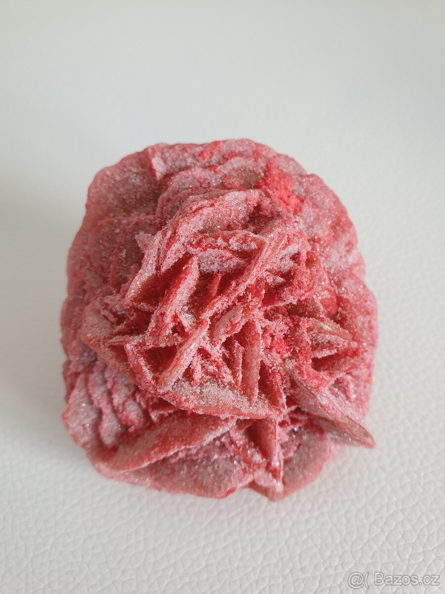 Pouštní růže červený sádrovec minerál nerost