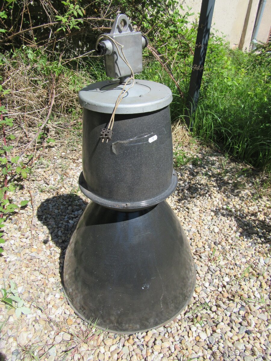 Nabízím starou industriální lampu. Jen co je a foto. Nejde o