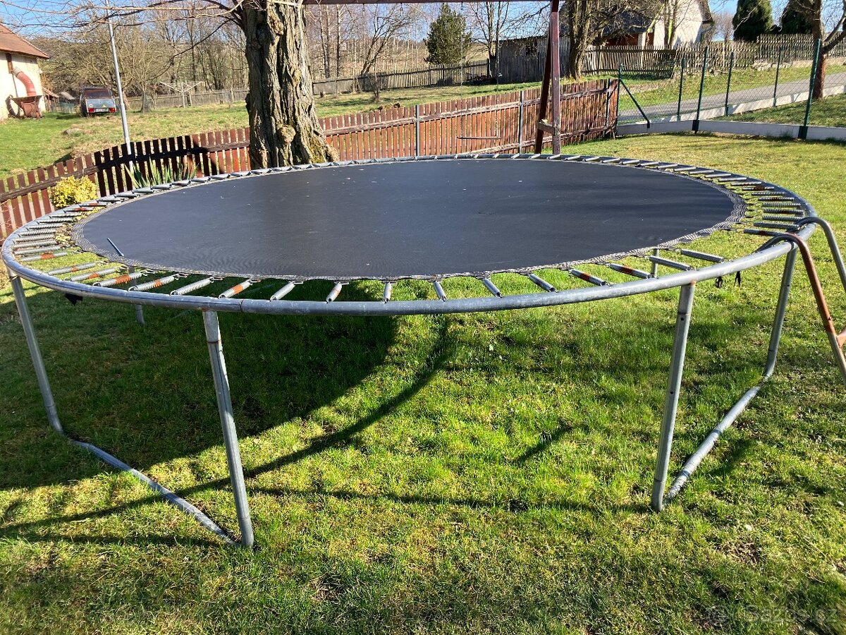 Trampolína
