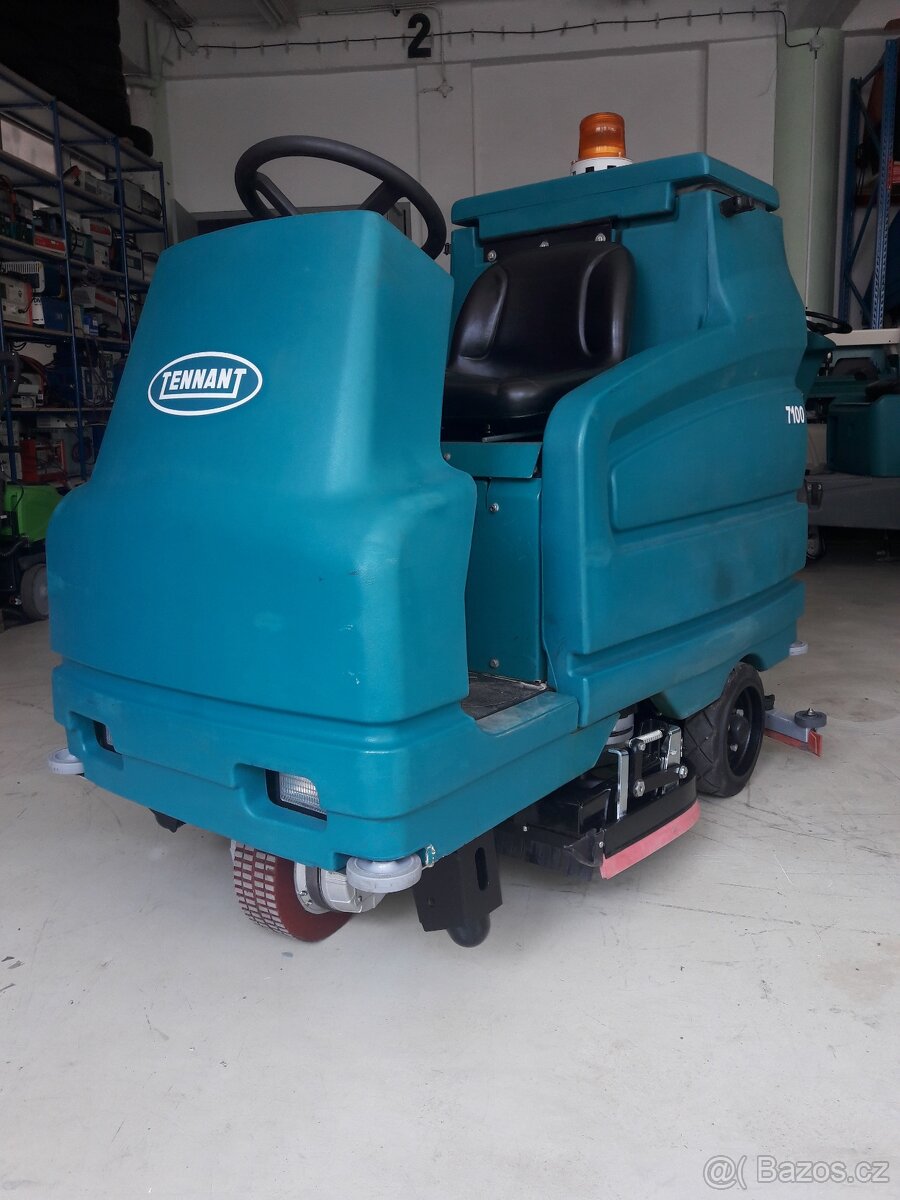 Podlahový mycí stroj Tennant 7100 Disk 80 sedící obsluha