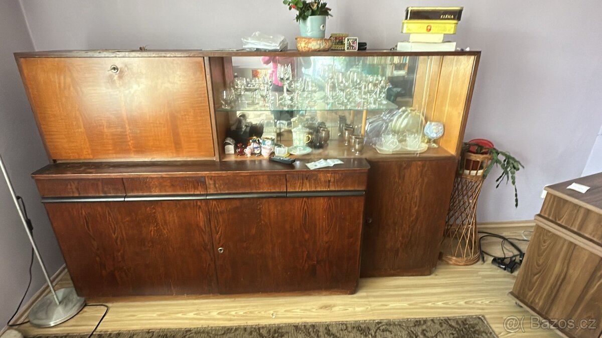 Retro obývací stěna s vitrínou