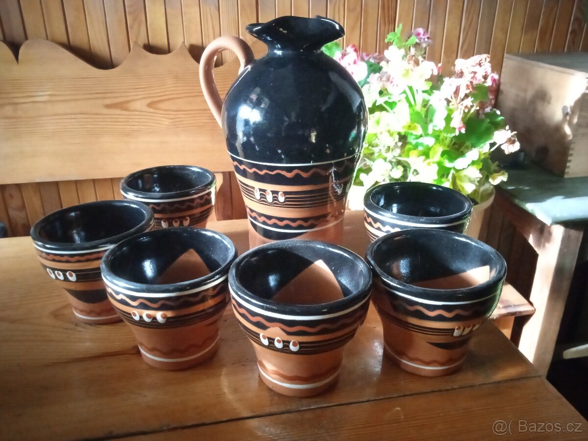 Keramický set láhev na víno s kalíšky