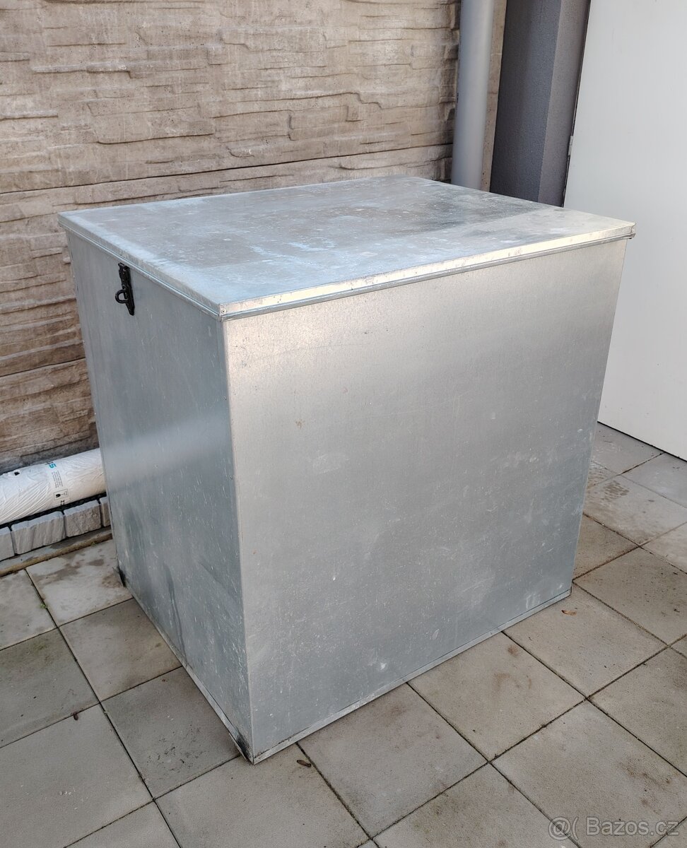 Plechová bedna/úložný box.