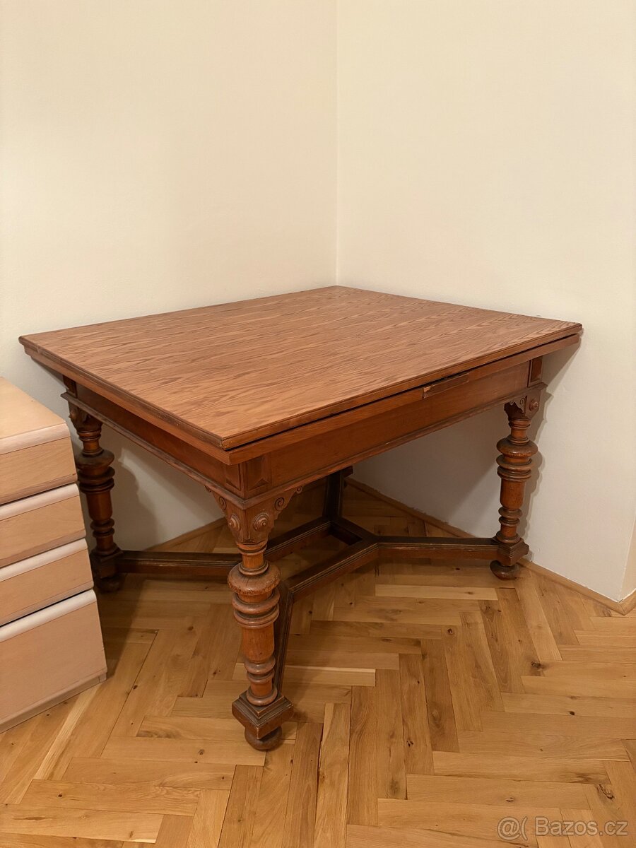 Masivní rozkládací stůl – krásný starožitný kus