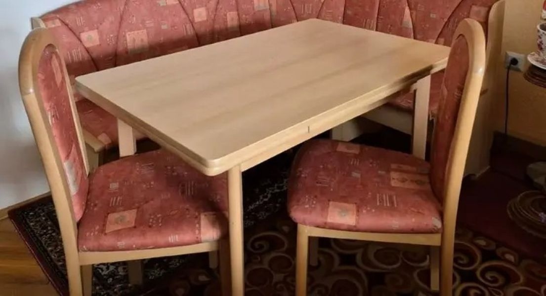 Stůl jídelní rozkládací a 2 židle - velmi pěkný