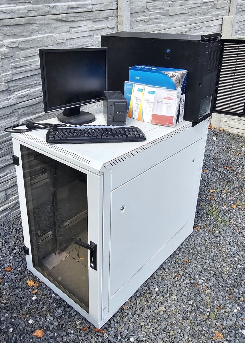 TRITON, RACK datová skříň - zdarma server a monitor
