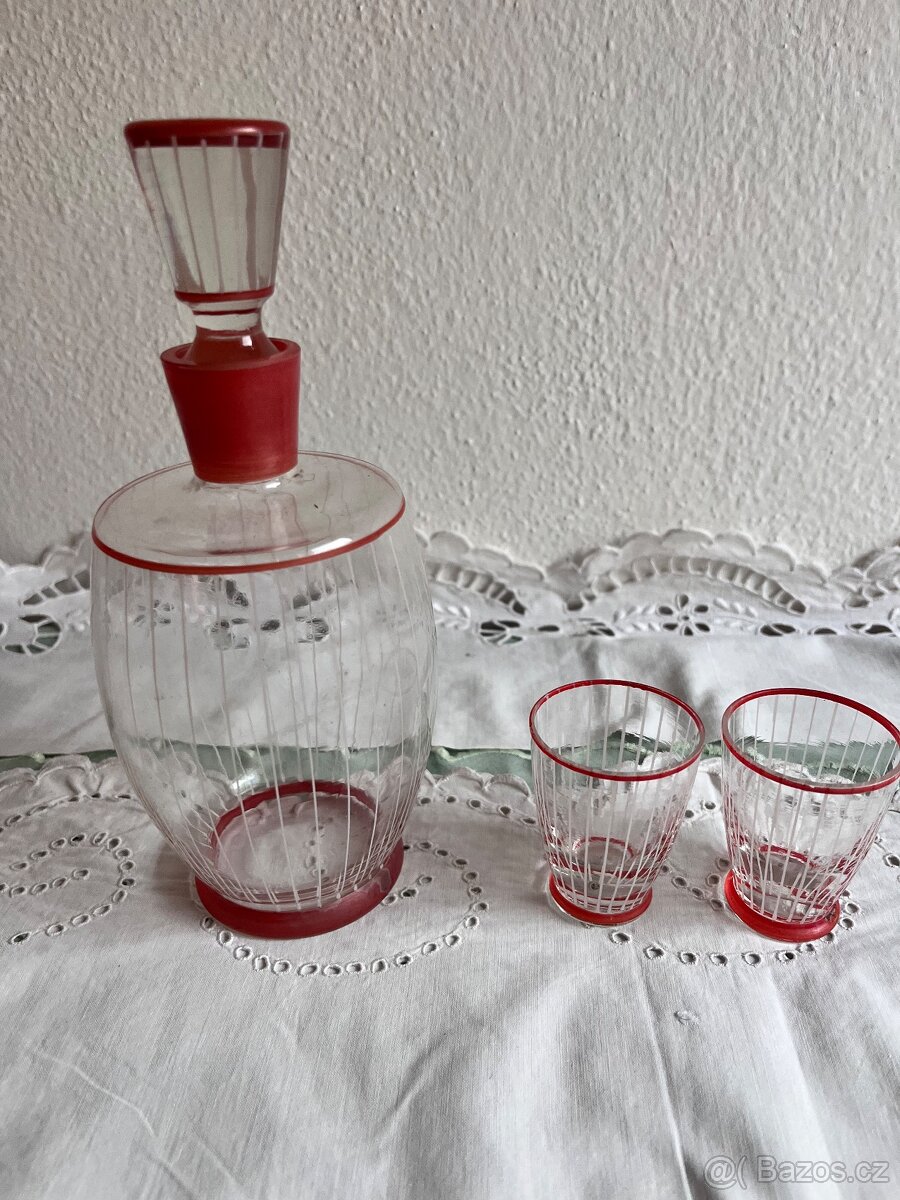 Starožitný set karafa,2 odlivky