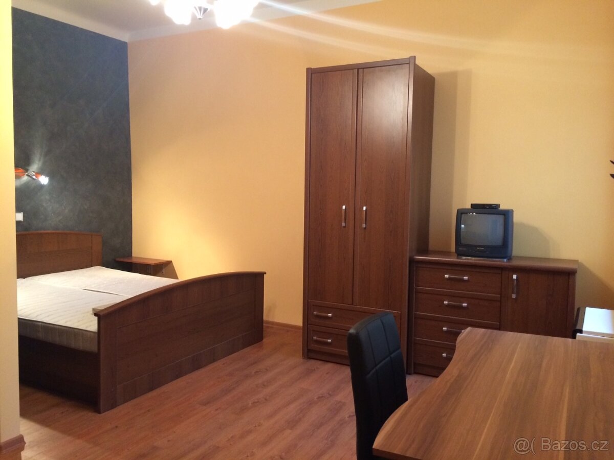 Skříně masivni nábytek