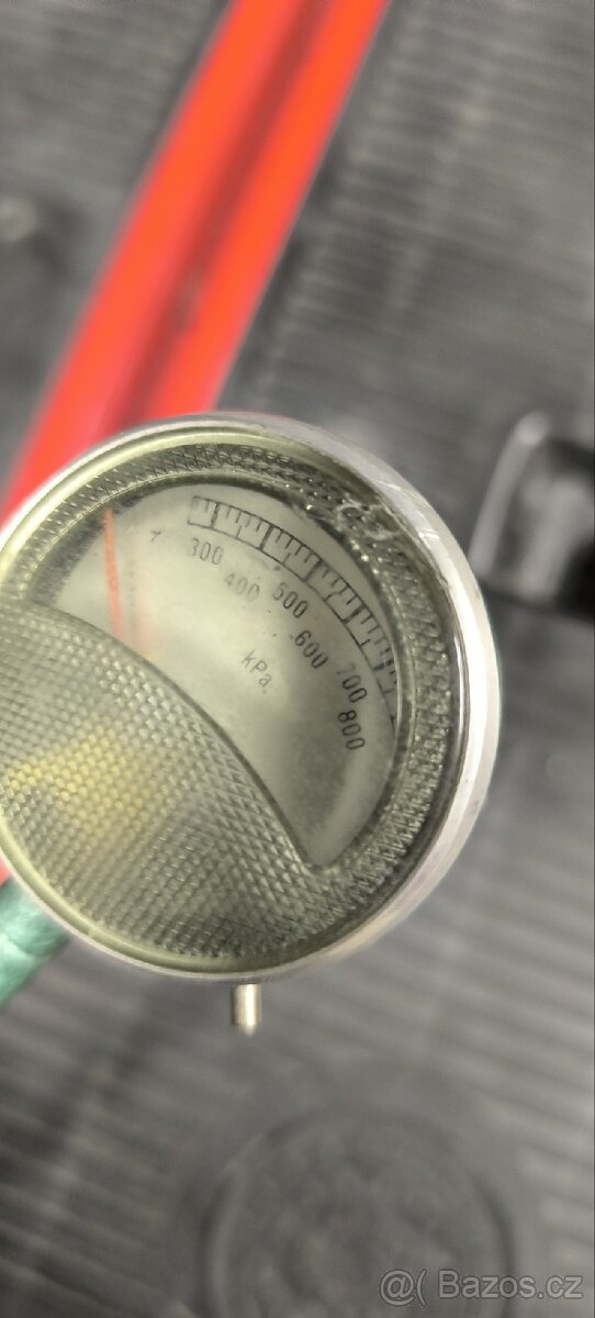 Měřič tlaku v pneumatikách