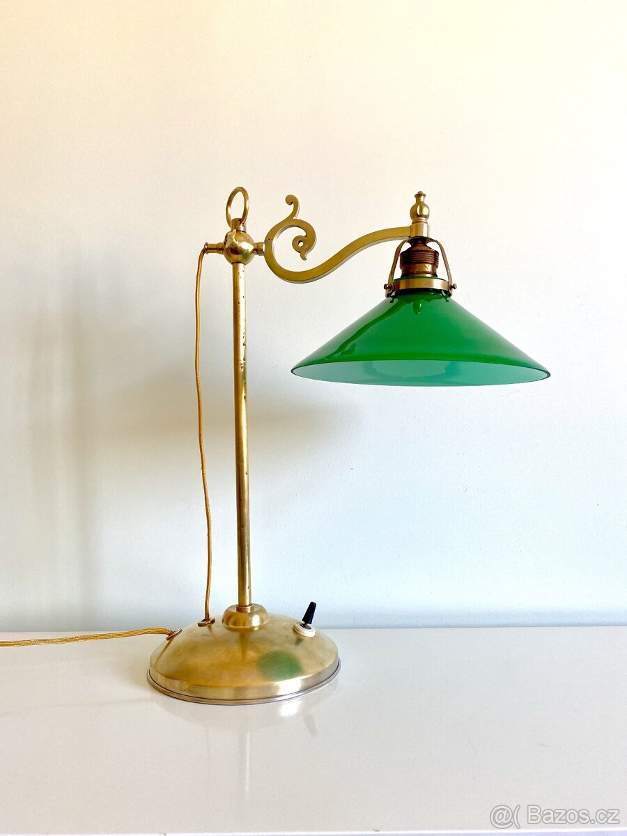 Starožitná mosazná stolní lampa - bankeřka