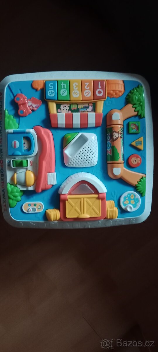 Pejskův stoleček od Fisher Price