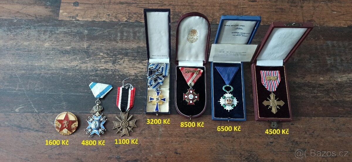 Medaile, vyznamenání, odznaky.
