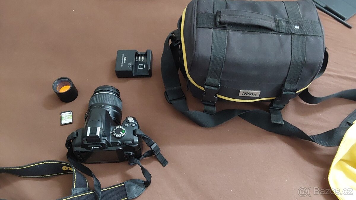 Zrcadlovka nikon D3000 s objektivem.32Gb karta,brašna.