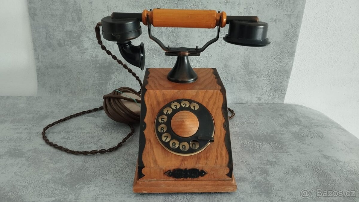 Starý telefon Tesla k dekoraci.