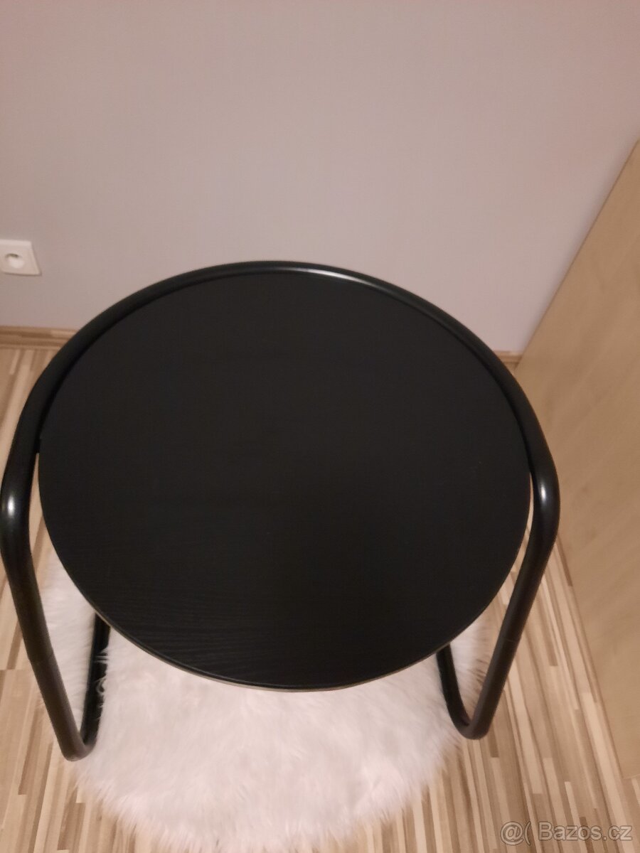 Kulatý stolek