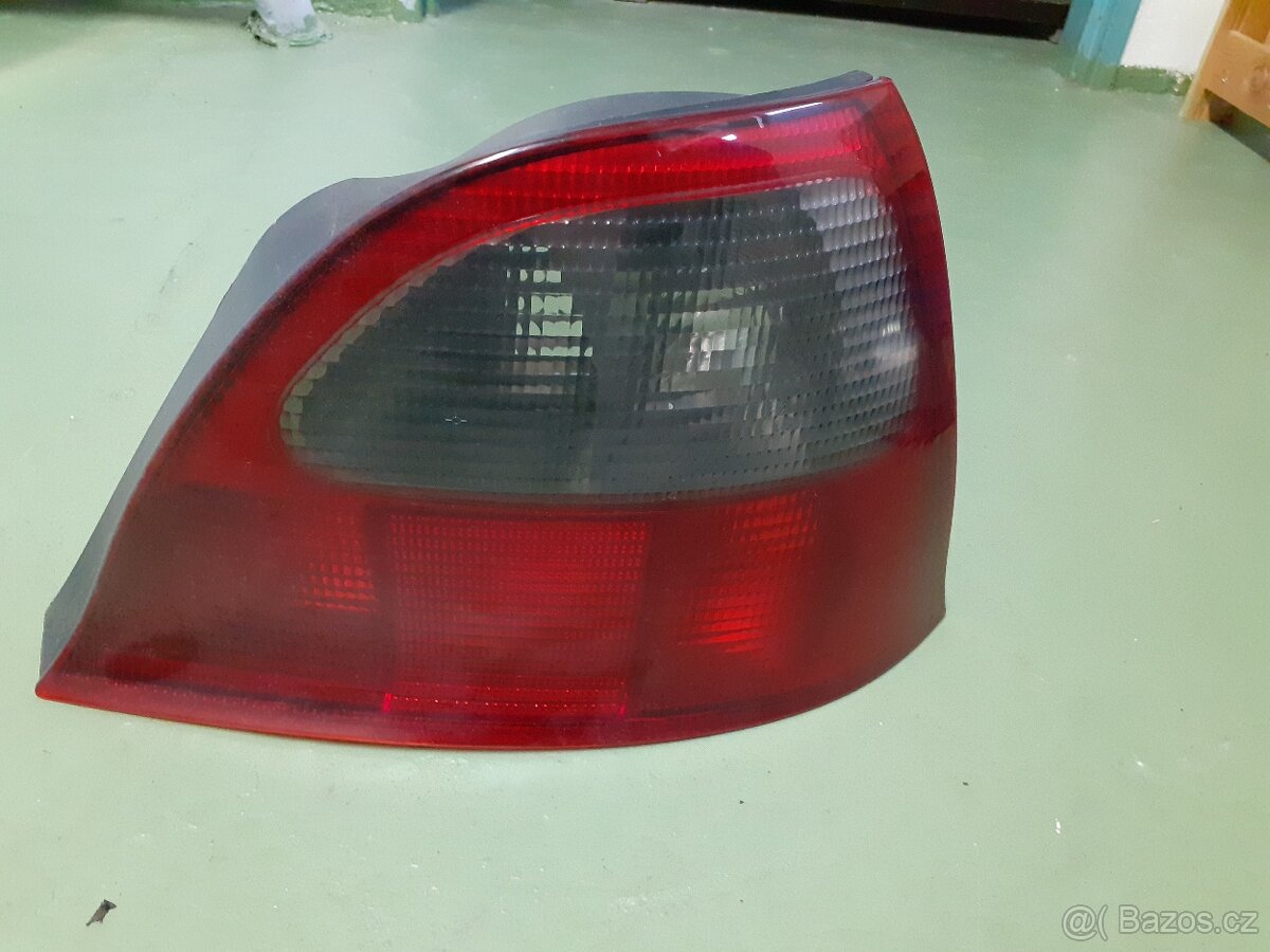 Rover 25 benzin 1.4 - pravé zadní světlo