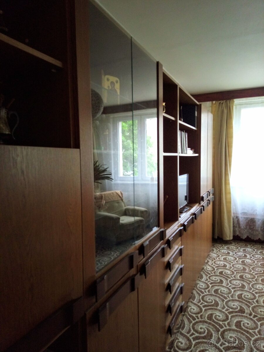 Za 2000,- pěknou obývací stěnu