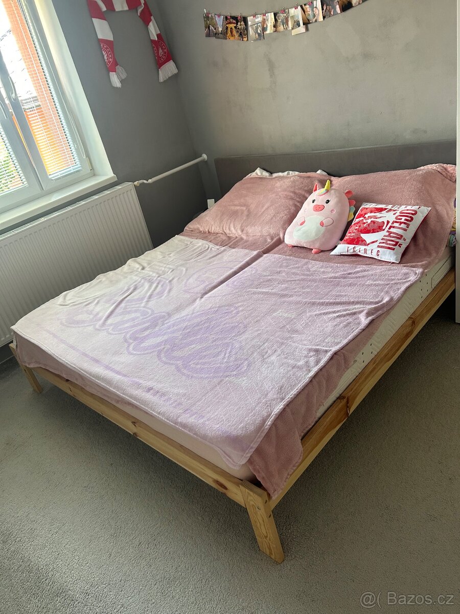 Dřevěná dvoulůžková postel