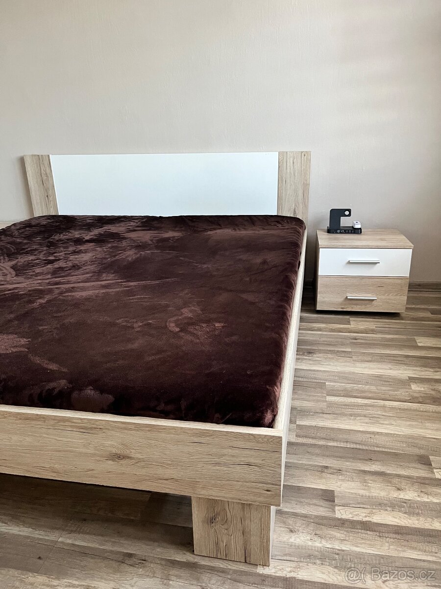 Manželská postel s matraci a nočními stolky