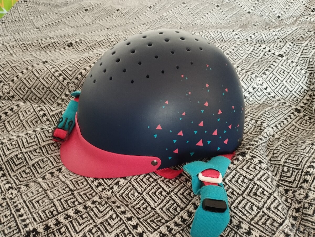 Dětská jezdecká přilba
