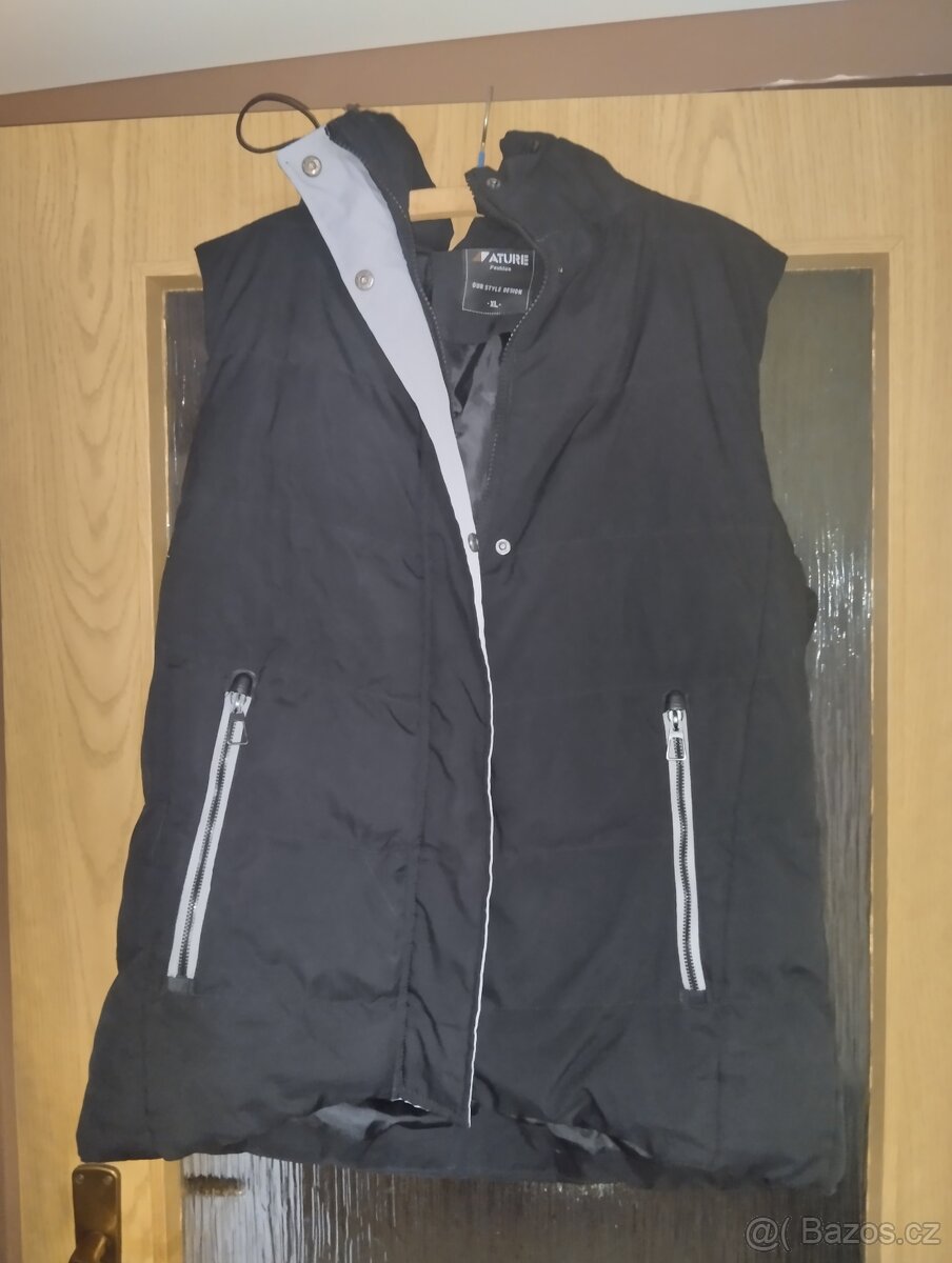 Černá dámská dlouhá prošívaná vesta s kapucí Bolf