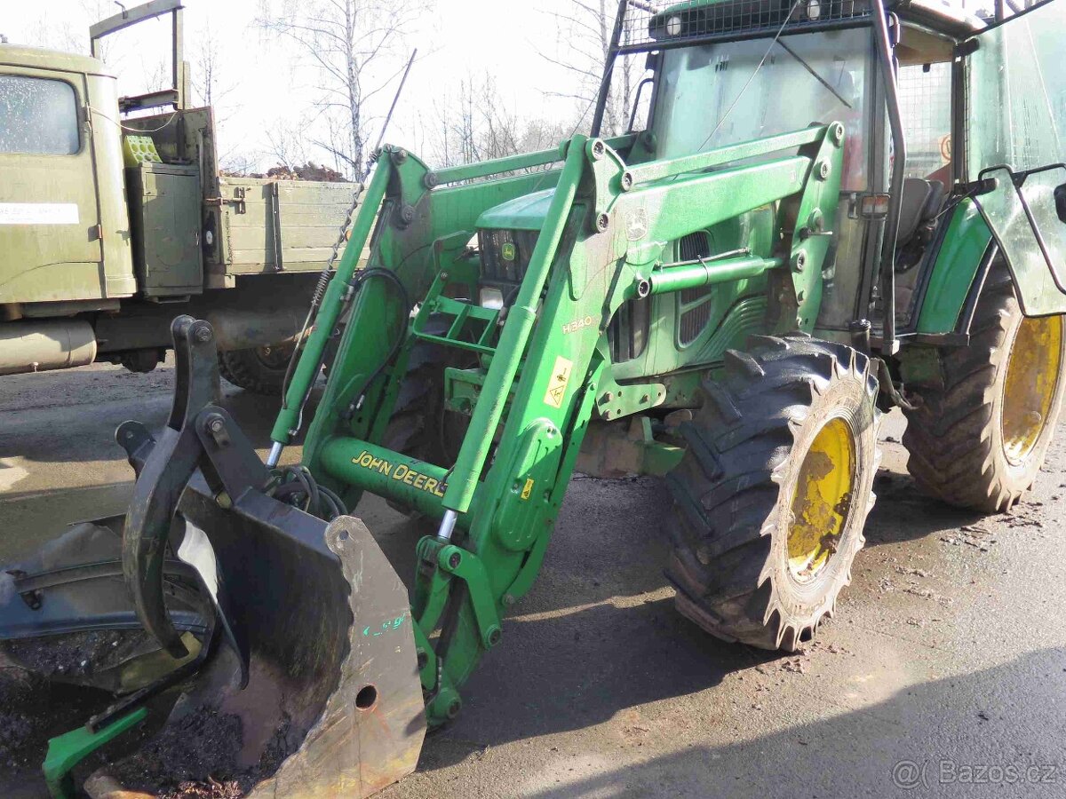 Traktor John Deere s lesnickou nástavbou