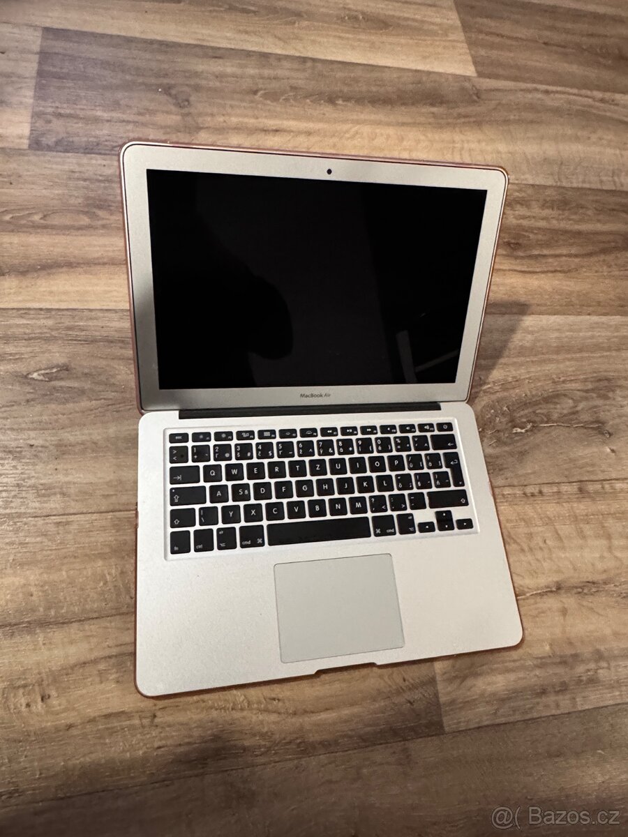 MacBook Air 13” (2017) – skvělý stav, jen 65 cyklů baterie