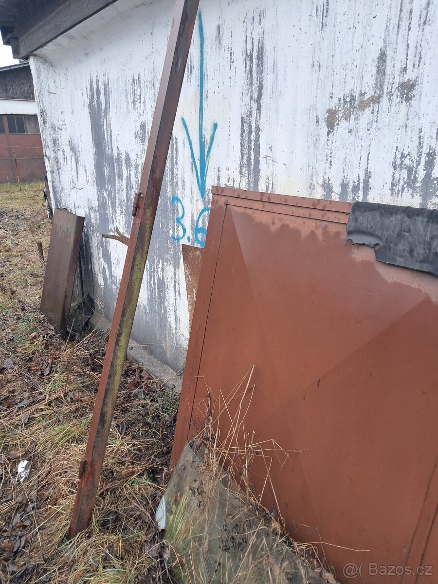 dvoukřídlá kovová vrat