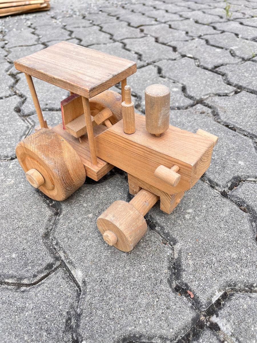 Dřevěný traktor
