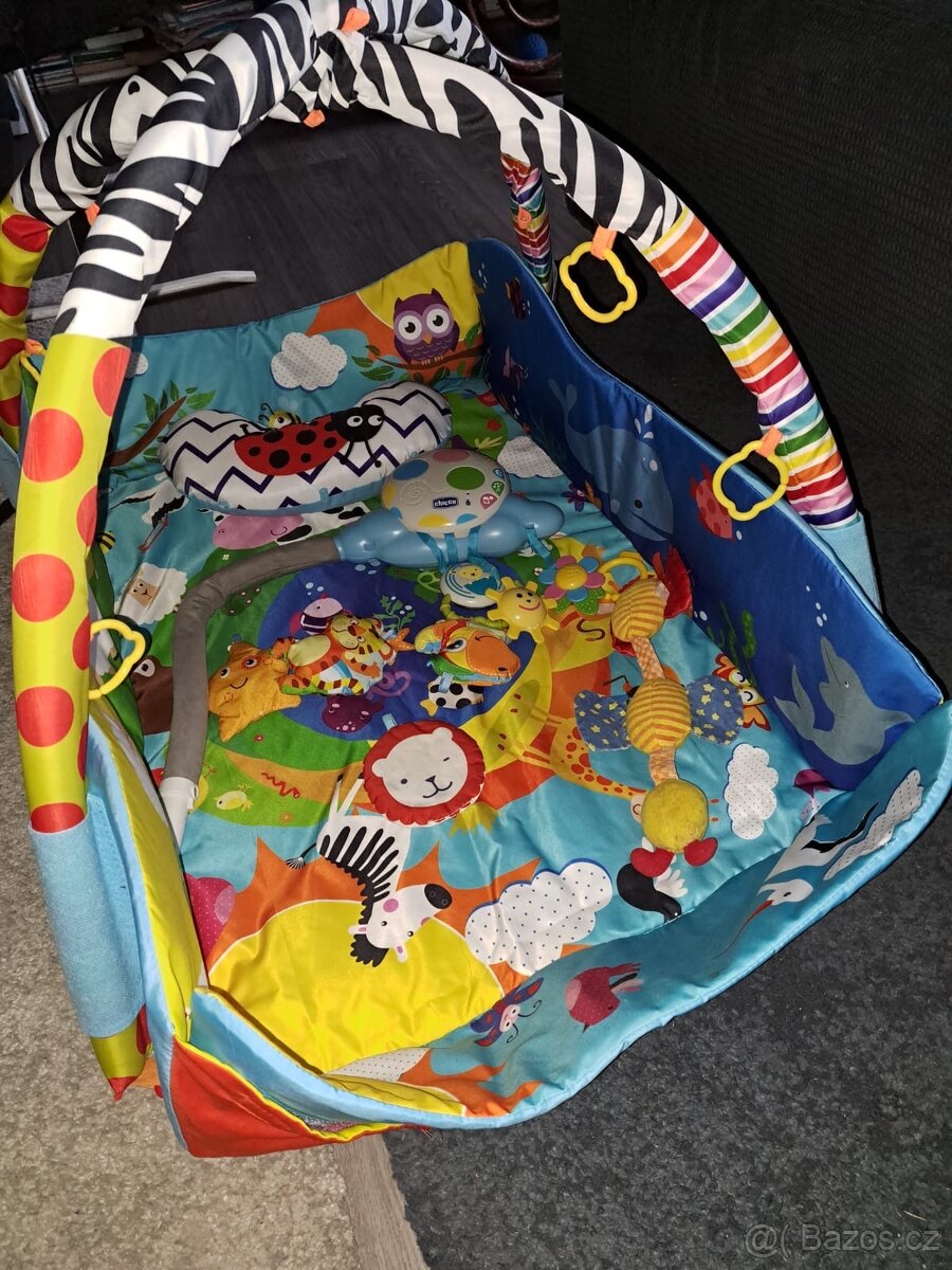 Nová podložka na hraní a hračky zdarma