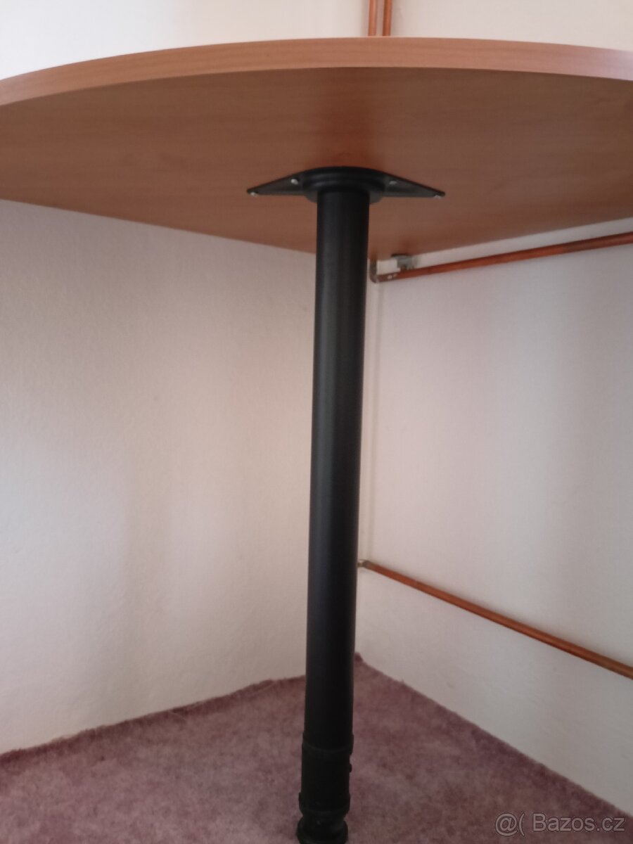 Rohový stůl