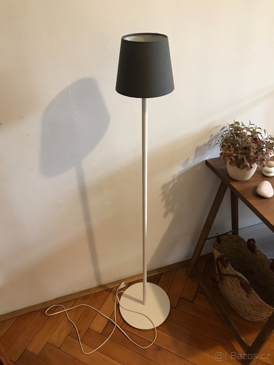 Stojací lampa IKEA šedá