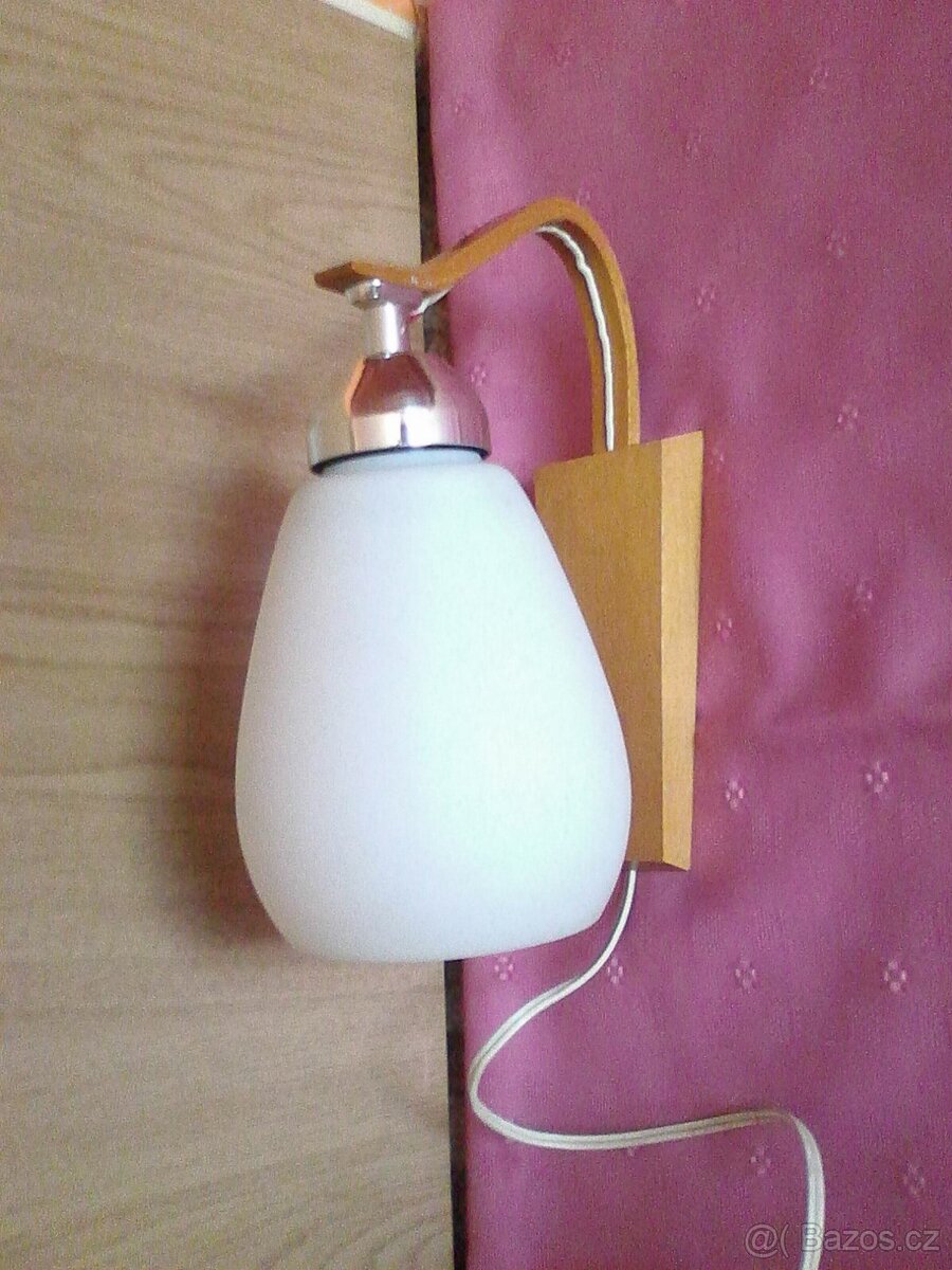 Nástěnná lampička ve světlém dřevě, funkční