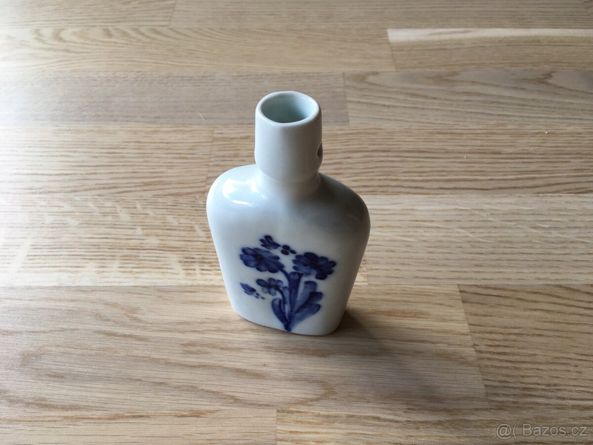 Porcelánová lahvička s modrou květinou
