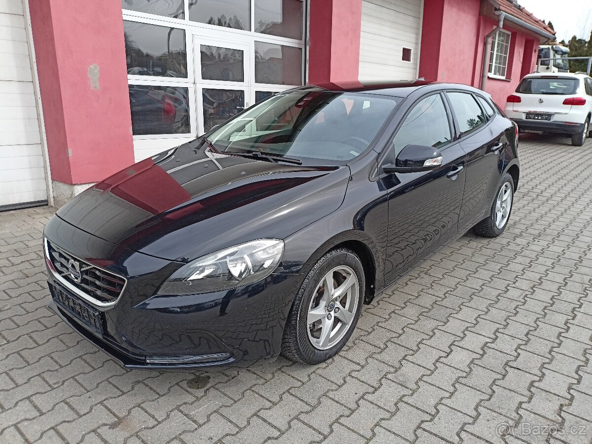 VOLVO V40 D2 ,kůže, navi, pěkně zachovalé auto