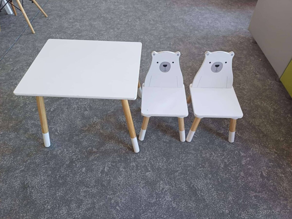 Dětský stoleček + 2 židličky