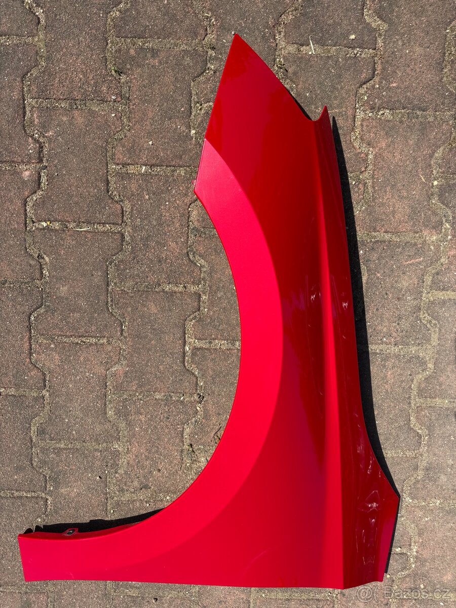 Levý blatník Fabia 4, červená metalíza Top