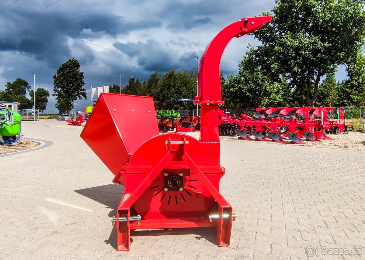 Štěpkovač na větví za traktor