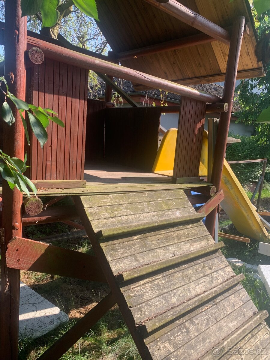 Domeček se skluzavkou a houpačkou