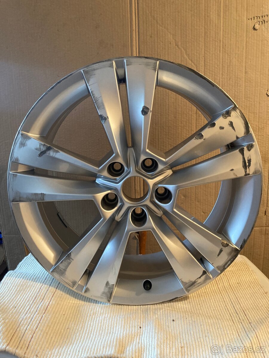 Prodám 1 ks ALU DISK ŠKODA KAROQ 7Jx18 H2 ET45 57A601025E